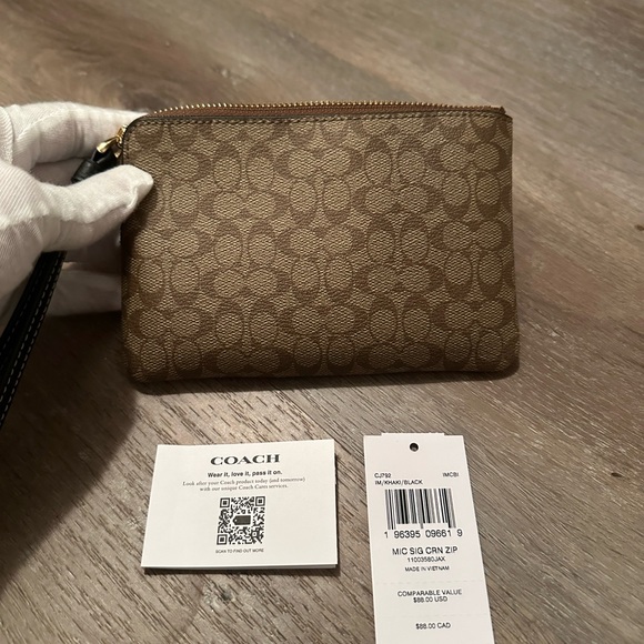 Coach Signature Wristlet NWT - Picture 4 of 5